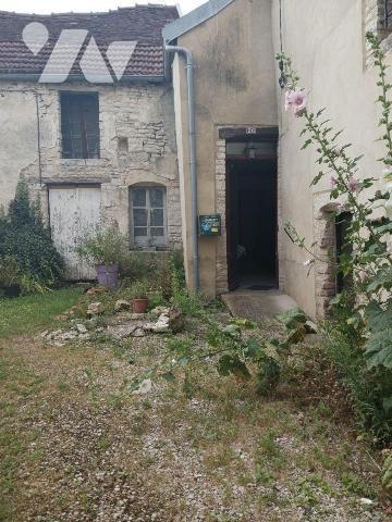 A VENDRE sur la commune d'ESSOYES (Aube), une maison d'habitation, comprenant :
Au rez-de-chau...