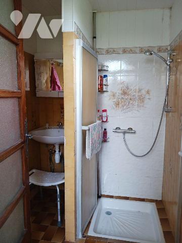 A VENDRE sur la commune d'ESSOYES (Aube), une maison d'habitation, comprenant :
Au rez-de-chau...