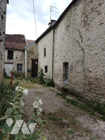 A VENDRE sur la commune d'ESSOYES (Aube), une maison d'habitation, comprenant :
Au rez-de-chau...