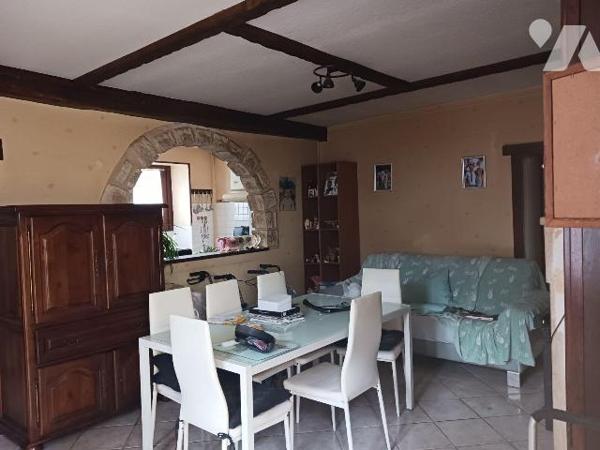 A VENDRE sur la commune d'ESSOYES (Aube), une maison d'habitation, comprenant :
Au rez-de-chau...