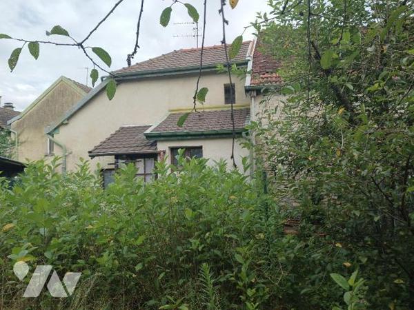A VENDRE sur la commune d'ESSOYES (Aube), une maison d'habitation, comprenant :
Au rez-de-chau...