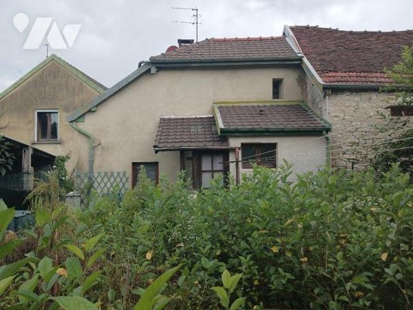 A VENDRE sur la commune d'ESSOYES (Aube), une maison d'habitation, comprenant :
Au rez-de-chau...