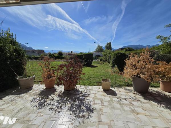 Appartement lumineux offrant une vue agréable sur les montagnes.