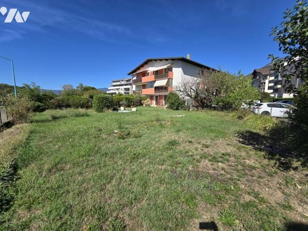 Appartement lumineux offrant une vue agréable sur les montagnes.