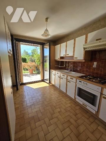 Appartement lumineux offrant une vue agréable sur les montagnes.