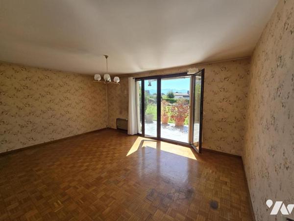 Appartement lumineux offrant une vue agréable sur les montagnes.