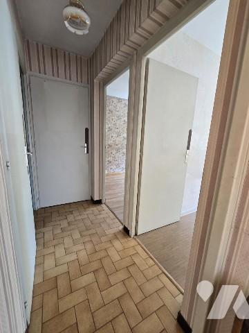 Appartement lumineux offrant une vue agréable sur les montagnes.