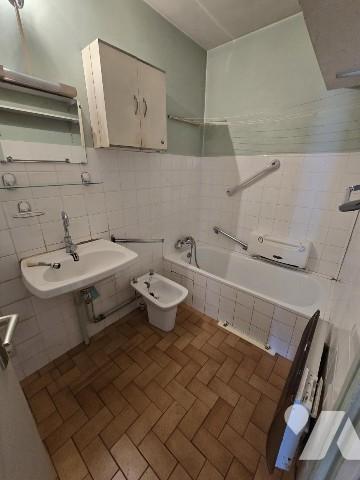 Appartement lumineux offrant une vue agréable sur les montagnes.