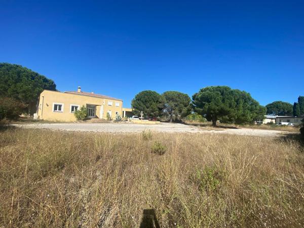 EXCLUSIVITE ISTRES - MURS COMMERCIAUX LIBRES avec LOGEMENT + TERRAIN CONSTRUCTIBLE, 625 m²