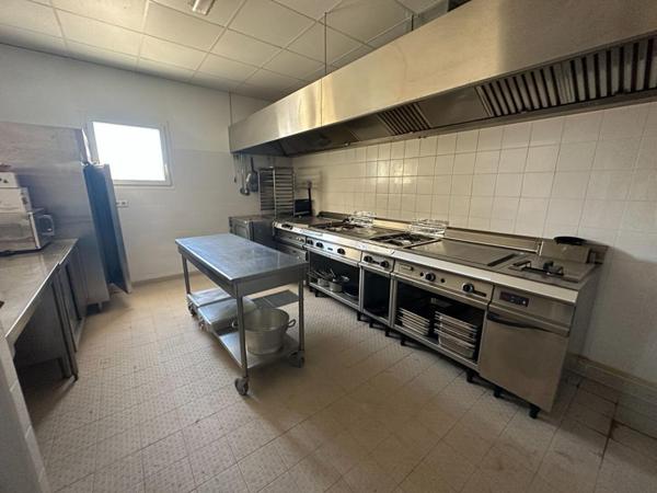 EXCLUSIVITE ISTRES - MURS COMMERCIAUX LIBRES avec LOGEMENT + TERRAIN CONSTRUCTIBLE, 625 m²