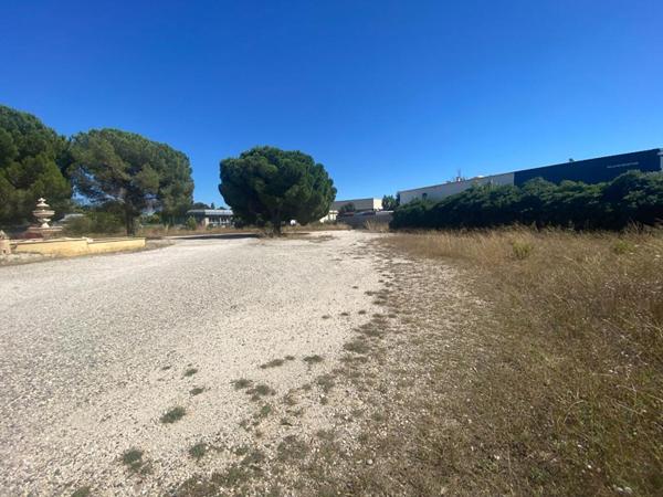 EXCLUSIVITE ISTRES - MURS COMMERCIAUX LIBRES avec LOGEMENT + TERRAIN CONSTRUCTIBLE, 625 m²