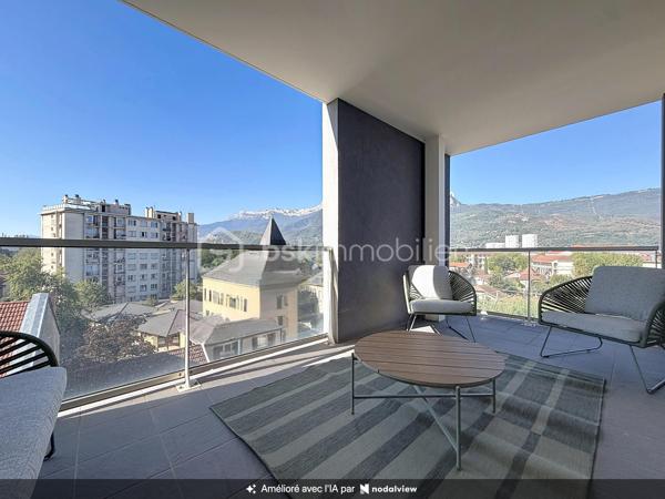 GRENOBLE (96 cours de la Libération): Venez poser vos valises dans ce joli T3 lumineux avec TERRASSE niché au 5ème étage (avec ascenseur) d'une copropriété récente (construction de 2016), fermée et sécurisée (avec caméras).

D'une superficie de 70m2, il offre:
- Un hall d'entrée avec trois placards
- Une cuisine ouverte sur la pièce de vie
- Une grande terrasse couverte exposée SUD / OUEST avec une VUE DÉGAGÉE 
- 2 chambres (dont une avec placard aménagé)
- Un dressing (à aménager)
- Une salle de bains
- Un WC séparé

Côté secteur: Proche de toutes les commodités (commerces, écoles, bus et tram au pied de l'immeuble)

Les plus: Chauffage collectif, menuiseries en PVC double vitrage, fibre optique, centralisation des volets électriques, local vélos.

Possibilité d'acquérir un GARAGE en sus (situé au sous sol)

Un bien RARE sur le secteur, à découvrir sans tarder !