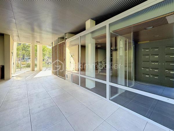 GRENOBLE (96 cours de la Libération): Venez poser vos valises dans ce joli T3 lumineux avec TERRASSE niché au 5ème étage (avec ascenseur) d'une copropriété récente (construction de 2016), fermée et sécurisée (avec caméras).

D'une superficie de 70m2, il offre:
- Un hall d'entrée avec trois placards
- Une cuisine ouverte sur la pièce de vie
- Une grande terrasse couverte exposée SUD / OUEST avec une VUE DÉGAGÉE 
- 2 chambres (dont une avec placard aménagé)
- Un dressing (à aménager)
- Une salle de bains
- Un WC séparé

Côté secteur: Proche de toutes les commodités (commerces, écoles, bus et tram au pied de l'immeuble)

Les plus: Chauffage collectif, menuiseries en PVC double vitrage, fibre optique, centralisation des volets électriques, local vélos.

Possibilité d'acquérir un GARAGE en sus (situé au sous sol)

Un bien RARE sur le secteur, à découvrir sans tarder !