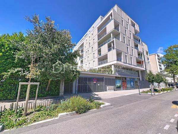 GRENOBLE (96 cours de la Libération): Venez poser vos valises dans ce joli T3 lumineux avec TERRASSE niché au 5ème étage (avec ascenseur) d'une copropriété récente (construction de 2016), fermée et sécurisée (avec caméras).

D'une superficie de 70m2, il offre:
- Un hall d'entrée avec trois placards
- Une cuisine ouverte sur la pièce de vie
- Une grande terrasse couverte exposée SUD / OUEST avec une VUE DÉGAGÉE 
- 2 chambres (dont une avec placard aménagé)
- Un dressing (à aménager)
- Une salle de bains
- Un WC séparé

Côté secteur: Proche de toutes les commodités (commerces, écoles, bus et tram au pied de l'immeuble)

Les plus: Chauffage collectif, menuiseries en PVC double vitrage, fibre optique, centralisation des volets électriques, local vélos.

Possibilité d'acquérir un GARAGE en sus (situé au sous sol)

Un bien RARE sur le secteur, à découvrir sans tarder !