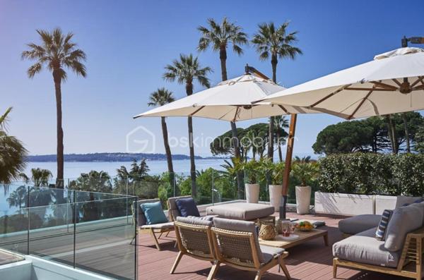 Nichée au cœur de l’un des domaines privés les plus prisés de Cannes, à deux pas du littoral, cette somptueuse villa contemporaine conjugue avec élégance luxe, design et quiétude.

Inspirée par l’architecture californienne, la propriété développe environ 500 m² habitables sur un terrain paysagé de 2245 m², offrant une vue imprenable sur la mer et l’île Sainte-Marguerite. De larges baies vitrées laissent généreusement entrer la lumière, effaçant les frontières entre intérieur et extérieur.

Distribution idéale sur plusieurs niveaux :

Rez-de-chaussée : hall d’entrée raffiné, toilettes invités, vaste séjour, salle à manger lumineuse, cuisine haut de gamme avec arrière-cuisine, deux chambres avec salles d’eau attenantes

Étage : spectaculaire suite parentale avec dressing et salle de bains, deux autres chambres en suite avec salles de douches privatives

Sous-sol : garage pour 4 véhicules, salon TV, hammam, salle de sport entièrement équipée, buanderie, toilettes, chambre de service avec salle de douche, et salle de massage

Cette propriété d’exception bénéficie également :

d’un ascenseur desservant tous les étages

d’une climatisation centralisée

d’une piscine à débordement chauffée à effet miroir

Son architecture aux lignes épurées, ses volumes généreux et ses prestations haut de gamme incarnent l’art de vivre californien au cœur de la Côte d’Azur.

Photos complémentaires sur demande

ENGLISH – Contemporary Sea View Villa – Private Estate in Cannes
Set in one of Cannes' most exclusive private estates, just steps from the coastline, this stunning contemporary villa offers a rare blend of luxury, modern design, and absolute serenity.

Inspired by Californian architecture, the residence boasts approximately 500 sqm of living space on a beautifully landscaped 2245 sqm plot, with breathtaking views over the sea and the Sainte-Marguerite Island. Floor-to-ceiling windows flood the interiors with natural light, creating a seamless connection between indoor and outdoor living.

Thoughtfully designed across several levels:

Ground floor: elegant entrance hall, guest WC, spacious living room, bright dining area, fully fitted kitchen with utility room, two en-suite bedrooms

First floor: luxurious master suite with walk-in wardrobe and en-suite bathroom, plus two additional en-suite bedrooms

Lower level: garage for up to 4 cars, TV lounge, hammam, fully equipped gym, laundry room, additional WC, staff bedroom with shower room, and a private massage room

The villa also features:

a lift serving all floors

central air conditioning

a heated infinity mirror pool

With its clean architectural lines, expansive sunlit interiors, and refined finishes, this home perfectly embodies the Californian lifestyle on the French Riviera.

Additional photos available on request