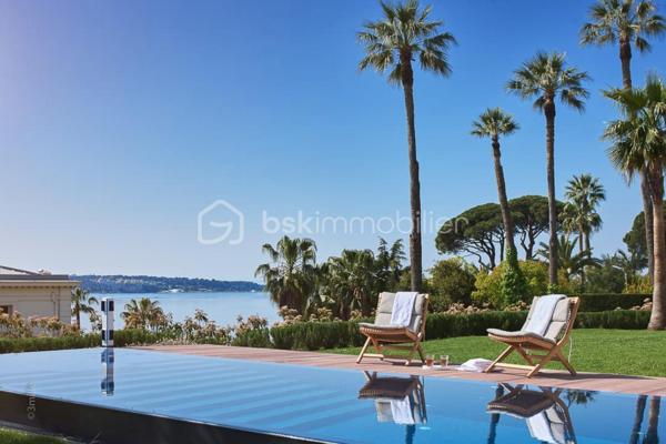 Nichée au cœur de l’un des domaines privés les plus prisés de Cannes, à deux pas du littoral, cette somptueuse villa contemporaine conjugue avec élégance luxe, design et quiétude.

Inspirée par l’architecture californienne, la propriété développe environ 500 m² habitables sur un terrain paysagé de 2245 m², offrant une vue imprenable sur la mer et l’île Sainte-Marguerite. De larges baies vitrées laissent généreusement entrer la lumière, effaçant les frontières entre intérieur et extérieur.

Distribution idéale sur plusieurs niveaux :

Rez-de-chaussée : hall d’entrée raffiné, toilettes invités, vaste séjour, salle à manger lumineuse, cuisine haut de gamme avec arrière-cuisine, deux chambres avec salles d’eau attenantes

Étage : spectaculaire suite parentale avec dressing et salle de bains, deux autres chambres en suite avec salles de douches privatives

Sous-sol : garage pour 4 véhicules, salon TV, hammam, salle de sport entièrement équipée, buanderie, toilettes, chambre de service avec salle de douche, et salle de massage

Cette propriété d’exception bénéficie également :

d’un ascenseur desservant tous les étages

d’une climatisation centralisée

d’une piscine à débordement chauffée à effet miroir

Son architecture aux lignes épurées, ses volumes généreux et ses prestations haut de gamme incarnent l’art de vivre californien au cœur de la Côte d’Azur.

Photos complémentaires sur demande

ENGLISH – Contemporary Sea View Villa – Private Estate in Cannes
Set in one of Cannes' most exclusive private estates, just steps from the coastline, this stunning contemporary villa offers a rare blend of luxury, modern design, and absolute serenity.

Inspired by Californian architecture, the residence boasts approximately 500 sqm of living space on a beautifully landscaped 2245 sqm plot, with breathtaking views over the sea and the Sainte-Marguerite Island. Floor-to-ceiling windows flood the interiors with natural light, creating a seamless connection between indoor and outdoor living.

Thoughtfully designed across several levels:

Ground floor: elegant entrance hall, guest WC, spacious living room, bright dining area, fully fitted kitchen with utility room, two en-suite bedrooms

First floor: luxurious master suite with walk-in wardrobe and en-suite bathroom, plus two additional en-suite bedrooms

Lower level: garage for up to 4 cars, TV lounge, hammam, fully equipped gym, laundry room, additional WC, staff bedroom with shower room, and a private massage room

The villa also features:

a lift serving all floors

central air conditioning

a heated infinity mirror pool

With its clean architectural lines, expansive sunlit interiors, and refined finishes, this home perfectly embodies the Californian lifestyle on the French Riviera.

Additional photos available on request