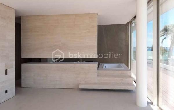 Nichée au cœur de l’un des domaines privés les plus prisés de Cannes, à deux pas du littoral, cette somptueuse villa contemporaine conjugue avec élégance luxe, design et quiétude.

Inspirée par l’architecture californienne, la propriété développe environ 500 m² habitables sur un terrain paysagé de 2245 m², offrant une vue imprenable sur la mer et l’île Sainte-Marguerite. De larges baies vitrées laissent généreusement entrer la lumière, effaçant les frontières entre intérieur et extérieur.

Distribution idéale sur plusieurs niveaux :

Rez-de-chaussée : hall d’entrée raffiné, toilettes invités, vaste séjour, salle à manger lumineuse, cuisine haut de gamme avec arrière-cuisine, deux chambres avec salles d’eau attenantes

Étage : spectaculaire suite parentale avec dressing et salle de bains, deux autres chambres en suite avec salles de douches privatives

Sous-sol : garage pour 4 véhicules, salon TV, hammam, salle de sport entièrement équipée, buanderie, toilettes, chambre de service avec salle de douche, et salle de massage

Cette propriété d’exception bénéficie également :

d’un ascenseur desservant tous les étages

d’une climatisation centralisée

d’une piscine à débordement chauffée à effet miroir

Son architecture aux lignes épurées, ses volumes généreux et ses prestations haut de gamme incarnent l’art de vivre californien au cœur de la Côte d’Azur.

Photos complémentaires sur demande

ENGLISH – Contemporary Sea View Villa – Private Estate in Cannes
Set in one of Cannes' most exclusive private estates, just steps from the coastline, this stunning contemporary villa offers a rare blend of luxury, modern design, and absolute serenity.

Inspired by Californian architecture, the residence boasts approximately 500 sqm of living space on a beautifully landscaped 2245 sqm plot, with breathtaking views over the sea and the Sainte-Marguerite Island. Floor-to-ceiling windows flood the interiors with natural light, creating a seamless connection between indoor and outdoor living.

Thoughtfully designed across several levels:

Ground floor: elegant entrance hall, guest WC, spacious living room, bright dining area, fully fitted kitchen with utility room, two en-suite bedrooms

First floor: luxurious master suite with walk-in wardrobe and en-suite bathroom, plus two additional en-suite bedrooms

Lower level: garage for up to 4 cars, TV lounge, hammam, fully equipped gym, laundry room, additional WC, staff bedroom with shower room, and a private massage room

The villa also features:

a lift serving all floors

central air conditioning

a heated infinity mirror pool

With its clean architectural lines, expansive sunlit interiors, and refined finishes, this home perfectly embodies the Californian lifestyle on the French Riviera.

Additional photos available on request