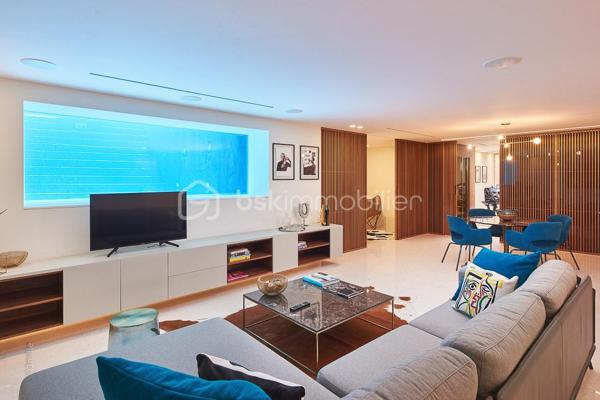 Nichée au cœur de l’un des domaines privés les plus prisés de Cannes, à deux pas du littoral, cette somptueuse villa contemporaine conjugue avec élégance luxe, design et quiétude.

Inspirée par l’architecture californienne, la propriété développe environ 500 m² habitables sur un terrain paysagé de 2245 m², offrant une vue imprenable sur la mer et l’île Sainte-Marguerite. De larges baies vitrées laissent généreusement entrer la lumière, effaçant les frontières entre intérieur et extérieur.

Distribution idéale sur plusieurs niveaux :

Rez-de-chaussée : hall d’entrée raffiné, toilettes invités, vaste séjour, salle à manger lumineuse, cuisine haut de gamme avec arrière-cuisine, deux chambres avec salles d’eau attenantes

Étage : spectaculaire suite parentale avec dressing et salle de bains, deux autres chambres en suite avec salles de douches privatives

Sous-sol : garage pour 4 véhicules, salon TV, hammam, salle de sport entièrement équipée, buanderie, toilettes, chambre de service avec salle de douche, et salle de massage

Cette propriété d’exception bénéficie également :

d’un ascenseur desservant tous les étages

d’une climatisation centralisée

d’une piscine à débordement chauffée à effet miroir

Son architecture aux lignes épurées, ses volumes généreux et ses prestations haut de gamme incarnent l’art de vivre californien au cœur de la Côte d’Azur.

Photos complémentaires sur demande

ENGLISH – Contemporary Sea View Villa – Private Estate in Cannes
Set in one of Cannes' most exclusive private estates, just steps from the coastline, this stunning contemporary villa offers a rare blend of luxury, modern design, and absolute serenity.

Inspired by Californian architecture, the residence boasts approximately 500 sqm of living space on a beautifully landscaped 2245 sqm plot, with breathtaking views over the sea and the Sainte-Marguerite Island. Floor-to-ceiling windows flood the interiors with natural light, creating a seamless connection between indoor and outdoor living.

Thoughtfully designed across several levels:

Ground floor: elegant entrance hall, guest WC, spacious living room, bright dining area, fully fitted kitchen with utility room, two en-suite bedrooms

First floor: luxurious master suite with walk-in wardrobe and en-suite bathroom, plus two additional en-suite bedrooms

Lower level: garage for up to 4 cars, TV lounge, hammam, fully equipped gym, laundry room, additional WC, staff bedroom with shower room, and a private massage room

The villa also features:

a lift serving all floors

central air conditioning

a heated infinity mirror pool

With its clean architectural lines, expansive sunlit interiors, and refined finishes, this home perfectly embodies the Californian lifestyle on the French Riviera.

Additional photos available on request