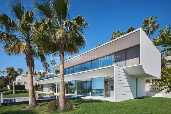 Nichée au cœur de l’un des domaines privés les plus prisés de Cannes, à deux pas du littoral, cette somptueuse villa contemporaine conjugue avec élégance luxe, design et quiétude.

Inspirée par l’architecture californienne, la propriété développe environ 500 m² habitables sur un terrain paysagé de 2245 m², offrant une vue imprenable sur la mer et l’île Sainte-Marguerite. De larges baies vitrées laissent généreusement entrer la lumière, effaçant les frontières entre intérieur et extérieur.

Distribution idéale sur plusieurs niveaux :

Rez-de-chaussée : hall d’entrée raffiné, toilettes invités, vaste séjour, salle à manger lumineuse, cuisine haut de gamme avec arrière-cuisine, deux chambres avec salles d’eau attenantes

Étage : spectaculaire suite parentale avec dressing et salle de bains, deux autres chambres en suite avec salles de douches privatives

Sous-sol : garage pour 4 véhicules, salon TV, hammam, salle de sport entièrement équipée, buanderie, toilettes, chambre de service avec salle de douche, et salle de massage

Cette propriété d’exception bénéficie également :

d’un ascenseur desservant tous les étages

d’une climatisation centralisée

d’une piscine à débordement chauffée à effet miroir

Son architecture aux lignes épurées, ses volumes généreux et ses prestations haut de gamme incarnent l’art de vivre californien au cœur de la Côte d’Azur.

Photos complémentaires sur demande

ENGLISH – Contemporary Sea View Villa – Private Estate in Cannes
Set in one of Cannes' most exclusive private estates, just steps from the coastline, this stunning contemporary villa offers a rare blend of luxury, modern design, and absolute serenity.

Inspired by Californian architecture, the residence boasts approximately 500 sqm of living space on a beautifully landscaped 2245 sqm plot, with breathtaking views over the sea and the Sainte-Marguerite Island. Floor-to-ceiling windows flood the interiors with natural light, creating a seamless connection between indoor and outdoor living.

Thoughtfully designed across several levels:

Ground floor: elegant entrance hall, guest WC, spacious living room, bright dining area, fully fitted kitchen with utility room, two en-suite bedrooms

First floor: luxurious master suite with walk-in wardrobe and en-suite bathroom, plus two additional en-suite bedrooms

Lower level: garage for up to 4 cars, TV lounge, hammam, fully equipped gym, laundry room, additional WC, staff bedroom with shower room, and a private massage room

The villa also features:

a lift serving all floors

central air conditioning

a heated infinity mirror pool

With its clean architectural lines, expansive sunlit interiors, and refined finishes, this home perfectly embodies the Californian lifestyle on the French Riviera.

Additional photos available on request