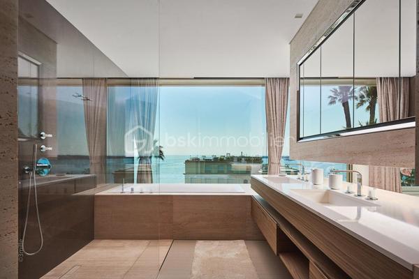 Nichée au cœur de l’un des domaines privés les plus prisés de Cannes, à deux pas du littoral, cette somptueuse villa contemporaine conjugue avec élégance luxe, design et quiétude.

Inspirée par l’architecture californienne, la propriété développe environ 500 m² habitables sur un terrain paysagé de 2245 m², offrant une vue imprenable sur la mer et l’île Sainte-Marguerite. De larges baies vitrées laissent généreusement entrer la lumière, effaçant les frontières entre intérieur et extérieur.

Distribution idéale sur plusieurs niveaux :

Rez-de-chaussée : hall d’entrée raffiné, toilettes invités, vaste séjour, salle à manger lumineuse, cuisine haut de gamme avec arrière-cuisine, deux chambres avec salles d’eau attenantes

Étage : spectaculaire suite parentale avec dressing et salle de bains, deux autres chambres en suite avec salles de douches privatives

Sous-sol : garage pour 4 véhicules, salon TV, hammam, salle de sport entièrement équipée, buanderie, toilettes, chambre de service avec salle de douche, et salle de massage

Cette propriété d’exception bénéficie également :

d’un ascenseur desservant tous les étages

d’une climatisation centralisée

d’une piscine à débordement chauffée à effet miroir

Son architecture aux lignes épurées, ses volumes généreux et ses prestations haut de gamme incarnent l’art de vivre californien au cœur de la Côte d’Azur.

Photos complémentaires sur demande

ENGLISH – Contemporary Sea View Villa – Private Estate in Cannes
Set in one of Cannes' most exclusive private estates, just steps from the coastline, this stunning contemporary villa offers a rare blend of luxury, modern design, and absolute serenity.

Inspired by Californian architecture, the residence boasts approximately 500 sqm of living space on a beautifully landscaped 2245 sqm plot, with breathtaking views over the sea and the Sainte-Marguerite Island. Floor-to-ceiling windows flood the interiors with natural light, creating a seamless connection between indoor and outdoor living.

Thoughtfully designed across several levels:

Ground floor: elegant entrance hall, guest WC, spacious living room, bright dining area, fully fitted kitchen with utility room, two en-suite bedrooms

First floor: luxurious master suite with walk-in wardrobe and en-suite bathroom, plus two additional en-suite bedrooms

Lower level: garage for up to 4 cars, TV lounge, hammam, fully equipped gym, laundry room, additional WC, staff bedroom with shower room, and a private massage room

The villa also features:

a lift serving all floors

central air conditioning

a heated infinity mirror pool

With its clean architectural lines, expansive sunlit interiors, and refined finishes, this home perfectly embodies the Californian lifestyle on the French Riviera.

Additional photos available on request