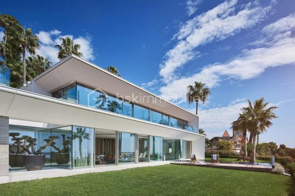 Nichée au cœur de l’un des domaines privés les plus prisés de Cannes, à deux pas du littoral, cette somptueuse villa contemporaine conjugue avec élégance luxe, design et quiétude.

Inspirée par l’architecture californienne, la propriété développe environ 500 m² habitables sur un terrain paysagé de 2245 m², offrant une vue imprenable sur la mer et l’île Sainte-Marguerite. De larges baies vitrées laissent généreusement entrer la lumière, effaçant les frontières entre intérieur et extérieur.

Distribution idéale sur plusieurs niveaux :

Rez-de-chaussée : hall d’entrée raffiné, toilettes invités, vaste séjour, salle à manger lumineuse, cuisine haut de gamme avec arrière-cuisine, deux chambres avec salles d’eau attenantes

Étage : spectaculaire suite parentale avec dressing et salle de bains, deux autres chambres en suite avec salles de douches privatives

Sous-sol : garage pour 4 véhicules, salon TV, hammam, salle de sport entièrement équipée, buanderie, toilettes, chambre de service avec salle de douche, et salle de massage

Cette propriété d’exception bénéficie également :

d’un ascenseur desservant tous les étages

d’une climatisation centralisée

d’une piscine à débordement chauffée à effet miroir

Son architecture aux lignes épurées, ses volumes généreux et ses prestations haut de gamme incarnent l’art de vivre californien au cœur de la Côte d’Azur.

Photos complémentaires sur demande

ENGLISH – Contemporary Sea View Villa – Private Estate in Cannes
Set in one of Cannes' most exclusive private estates, just steps from the coastline, this stunning contemporary villa offers a rare blend of luxury, modern design, and absolute serenity.

Inspired by Californian architecture, the residence boasts approximately 500 sqm of living space on a beautifully landscaped 2245 sqm plot, with breathtaking views over the sea and the Sainte-Marguerite Island. Floor-to-ceiling windows flood the interiors with natural light, creating a seamless connection between indoor and outdoor living.

Thoughtfully designed across several levels:

Ground floor: elegant entrance hall, guest WC, spacious living room, bright dining area, fully fitted kitchen with utility room, two en-suite bedrooms

First floor: luxurious master suite with walk-in wardrobe and en-suite bathroom, plus two additional en-suite bedrooms

Lower level: garage for up to 4 cars, TV lounge, hammam, fully equipped gym, laundry room, additional WC, staff bedroom with shower room, and a private massage room

The villa also features:

a lift serving all floors

central air conditioning

a heated infinity mirror pool

With its clean architectural lines, expansive sunlit interiors, and refined finishes, this home perfectly embodies the Californian lifestyle on the French Riviera.

Additional photos available on request