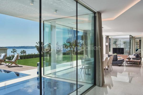 Nichée au cœur de l’un des domaines privés les plus prisés de Cannes, à deux pas du littoral, cette somptueuse villa contemporaine conjugue avec élégance luxe, design et quiétude.

Inspirée par l’architecture californienne, la propriété développe environ 500 m² habitables sur un terrain paysagé de 2245 m², offrant une vue imprenable sur la mer et l’île Sainte-Marguerite. De larges baies vitrées laissent généreusement entrer la lumière, effaçant les frontières entre intérieur et extérieur.

Distribution idéale sur plusieurs niveaux :

Rez-de-chaussée : hall d’entrée raffiné, toilettes invités, vaste séjour, salle à manger lumineuse, cuisine haut de gamme avec arrière-cuisine, deux chambres avec salles d’eau attenantes

Étage : spectaculaire suite parentale avec dressing et salle de bains, deux autres chambres en suite avec salles de douches privatives

Sous-sol : garage pour 4 véhicules, salon TV, hammam, salle de sport entièrement équipée, buanderie, toilettes, chambre de service avec salle de douche, et salle de massage

Cette propriété d’exception bénéficie également :

d’un ascenseur desservant tous les étages

d’une climatisation centralisée

d’une piscine à débordement chauffée à effet miroir

Son architecture aux lignes épurées, ses volumes généreux et ses prestations haut de gamme incarnent l’art de vivre californien au cœur de la Côte d’Azur.

Photos complémentaires sur demande

ENGLISH – Contemporary Sea View Villa – Private Estate in Cannes
Set in one of Cannes' most exclusive private estates, just steps from the coastline, this stunning contemporary villa offers a rare blend of luxury, modern design, and absolute serenity.

Inspired by Californian architecture, the residence boasts approximately 500 sqm of living space on a beautifully landscaped 2245 sqm plot, with breathtaking views over the sea and the Sainte-Marguerite Island. Floor-to-ceiling windows flood the interiors with natural light, creating a seamless connection between indoor and outdoor living.

Thoughtfully designed across several levels:

Ground floor: elegant entrance hall, guest WC, spacious living room, bright dining area, fully fitted kitchen with utility room, two en-suite bedrooms

First floor: luxurious master suite with walk-in wardrobe and en-suite bathroom, plus two additional en-suite bedrooms

Lower level: garage for up to 4 cars, TV lounge, hammam, fully equipped gym, laundry room, additional WC, staff bedroom with shower room, and a private massage room

The villa also features:

a lift serving all floors

central air conditioning

a heated infinity mirror pool

With its clean architectural lines, expansive sunlit interiors, and refined finishes, this home perfectly embodies the Californian lifestyle on the French Riviera.

Additional photos available on request
