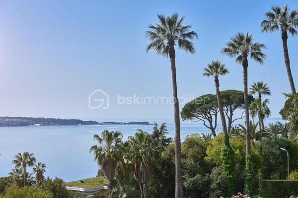 Nichée au cœur de l’un des domaines privés les plus prisés de Cannes, à deux pas du littoral, cette somptueuse villa contemporaine conjugue avec élégance luxe, design et quiétude.

Inspirée par l’architecture californienne, la propriété développe environ 500 m² habitables sur un terrain paysagé de 2245 m², offrant une vue imprenable sur la mer et l’île Sainte-Marguerite. De larges baies vitrées laissent généreusement entrer la lumière, effaçant les frontières entre intérieur et extérieur.

Distribution idéale sur plusieurs niveaux :

Rez-de-chaussée : hall d’entrée raffiné, toilettes invités, vaste séjour, salle à manger lumineuse, cuisine haut de gamme avec arrière-cuisine, deux chambres avec salles d’eau attenantes

Étage : spectaculaire suite parentale avec dressing et salle de bains, deux autres chambres en suite avec salles de douches privatives

Sous-sol : garage pour 4 véhicules, salon TV, hammam, salle de sport entièrement équipée, buanderie, toilettes, chambre de service avec salle de douche, et salle de massage

Cette propriété d’exception bénéficie également :

d’un ascenseur desservant tous les étages

d’une climatisation centralisée

d’une piscine à débordement chauffée à effet miroir

Son architecture aux lignes épurées, ses volumes généreux et ses prestations haut de gamme incarnent l’art de vivre californien au cœur de la Côte d’Azur.

Photos complémentaires sur demande

ENGLISH – Contemporary Sea View Villa – Private Estate in Cannes
Set in one of Cannes' most exclusive private estates, just steps from the coastline, this stunning contemporary villa offers a rare blend of luxury, modern design, and absolute serenity.

Inspired by Californian architecture, the residence boasts approximately 500 sqm of living space on a beautifully landscaped 2245 sqm plot, with breathtaking views over the sea and the Sainte-Marguerite Island. Floor-to-ceiling windows flood the interiors with natural light, creating a seamless connection between indoor and outdoor living.

Thoughtfully designed across several levels:

Ground floor: elegant entrance hall, guest WC, spacious living room, bright dining area, fully fitted kitchen with utility room, two en-suite bedrooms

First floor: luxurious master suite with walk-in wardrobe and en-suite bathroom, plus two additional en-suite bedrooms

Lower level: garage for up to 4 cars, TV lounge, hammam, fully equipped gym, laundry room, additional WC, staff bedroom with shower room, and a private massage room

The villa also features:

a lift serving all floors

central air conditioning

a heated infinity mirror pool

With its clean architectural lines, expansive sunlit interiors, and refined finishes, this home perfectly embodies the Californian lifestyle on the French Riviera.

Additional photos available on request