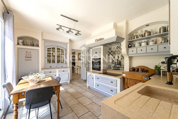 Maison Bouc Bel Air 7 pièces 202.45 m2, bastide provençale, 5 chambres, double séjour, cuisine indépendante, piscine, terrain de 2000m², calme, proche IBS
