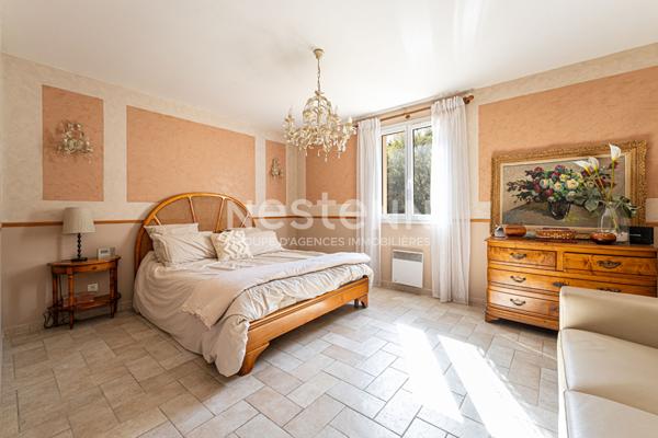 Maison Bouc Bel Air 7 pièces 202.45 m2, bastide provençale, 5 chambres, double séjour, cuisine indépendante, piscine, terrain de 2000m², calme, proche IBS