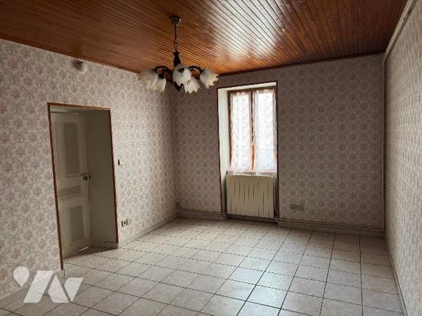 Maison avec 3 chambres dans bourg.