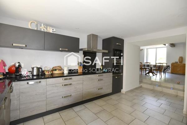 Belle propriété de 205 m² située à proximité du centre et des grands axes.