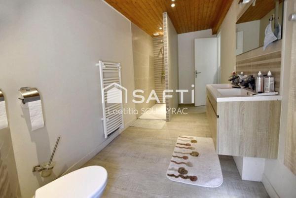 Belle propriété de 205 m² située à proximité du centre et des grands axes.