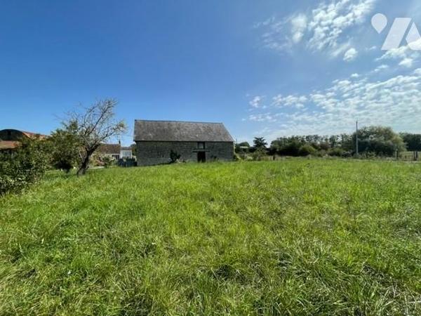 TERRAIN AVEC HANGARS