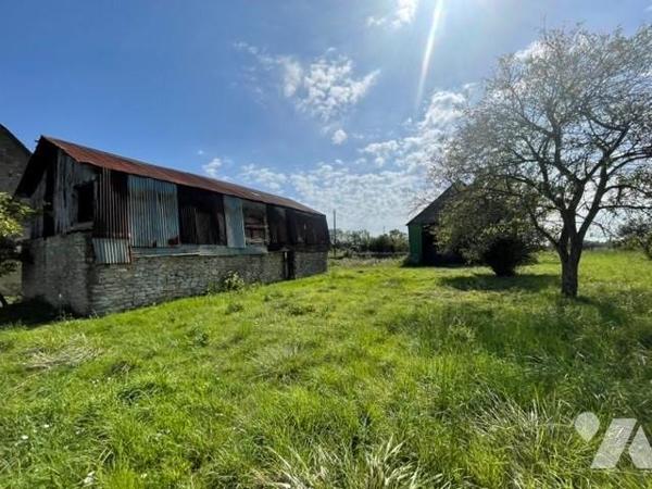 TERRAIN AVEC HANGARS