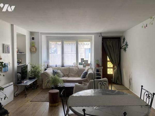 Maison de ville proche commerces / 2 chambres/2 salles d'eau/ cour à l'arrière