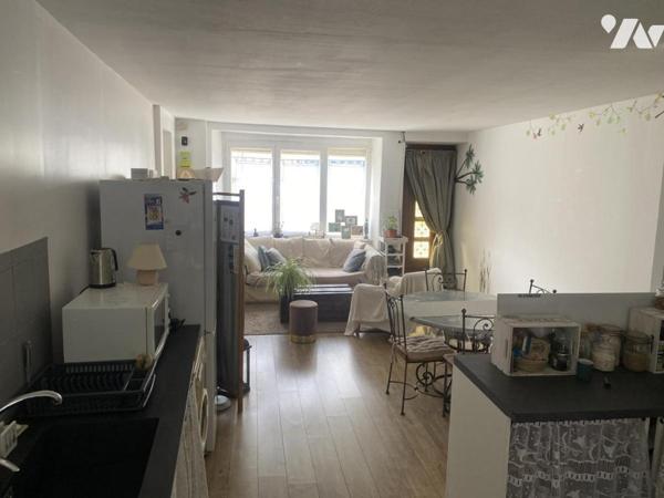 Maison de ville proche commerces / 2 chambres/2 salles d'eau/ cour à l'arrière