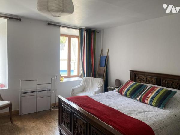 Maison de ville proche commerces / 2 chambres/2 salles d'eau/ cour à l'arrière