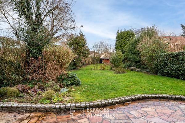 Meulière et son extension avec jardin bucolique