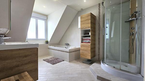 Grande maison contemporaine, 6 chambres, sous-sol total