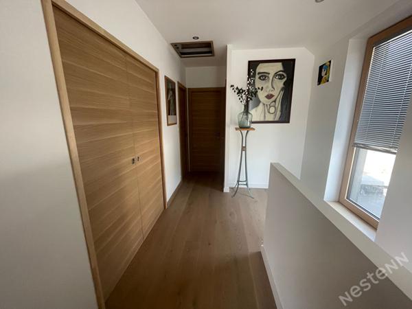 Maison passive haut de gamme avec grand espace de vie, 4 chambres, terrasse et sous-sol complet