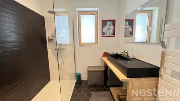 Maison passive haut de gamme avec grand espace de vie, 4 chambres, terrasse et sous-sol complet