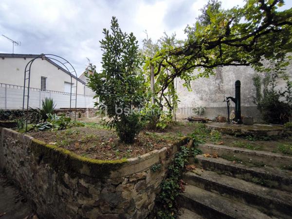 Je vous propose de découvrir cet ensemble composé d’une maison principale d’environ 115 m², d’un garage indépendant d’environ 26 m² ainsi que d’une seconde maison de 2 pièces d’environ 26 m², actuellement utilisée comme local.

La maison principale, anciennement louée, a toujours été entretenue mais nécessite aujourd’hui certains travaux de rénovation et de remise au goût du jour. Elle offre de beaux volumes et une distribution fonctionnelle.

Au rez-de-chaussée :
Une entrée d’environ 8 m² dessert une cuisine d’environ 11 m² avec une arrière-cuisine d’environ 4 m², une salle à manger d’environ 19 m² ainsi qu’un salon d’environ 16 m².
À l’étage :
L’espace nuit se compose de trois chambres d’environ 16 m², 13 m² et 11 m², ainsi que d’une salle d’eau d’environ 3 m² et de deux WC indépendants d’environ 3 m² et 1,5 m².

À l’extérieur :
À l’arrière de la maison, vous profiterez d’un petit jardin fleuri et intimiste.

Une seconde maison à aménager selon vos envies: 
Le bien dispose également d’une seconde maison de 2 pièces d’environ 26 m², actuellement utilisée comme local. Les combles offrent également un potentiel d’aménagement supplémentaire, permettant d’envisager la création d’une petite maison indépendante de type T2.

Technique :
•	Pompe à chaleur air/eau installée fin 2023
•	Double vitrage intégral, à l’exception d’une petite fenêtre
•	Fibre optique
•	Façade avant repeinte
•	Toiture de la maison partiellement refaite
•	Persiennes bois et volets électriques
•	Assainissement collectif

Performance énergétique : 
Le DPE actuellement affiché en classe E est toujours valable. Toutefois, celui-ci a été réalisé avant l’installation de la pompe à chaleur air/eau et ne prend donc pas en compte cette amélioration du système de chauffage.