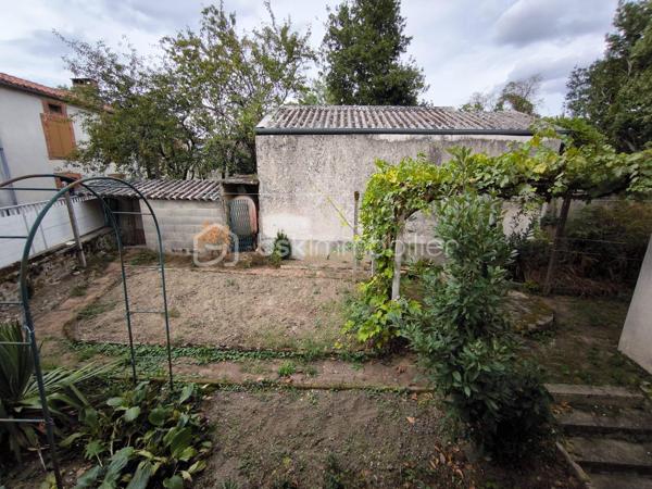 Je vous propose de découvrir cet ensemble composé d’une maison principale d’environ 115 m², d’un garage indépendant d’environ 26 m² ainsi que d’une seconde maison de 2 pièces d’environ 26 m², actuellement utilisée comme local.

La maison principale, anciennement louée, a toujours été entretenue mais nécessite aujourd’hui certains travaux de rénovation et de remise au goût du jour. Elle offre de beaux volumes et une distribution fonctionnelle.

Au rez-de-chaussée :
Une entrée d’environ 8 m² dessert une cuisine d’environ 11 m² avec une arrière-cuisine d’environ 4 m², une salle à manger d’environ 19 m² ainsi qu’un salon d’environ 16 m².
À l’étage :
L’espace nuit se compose de trois chambres d’environ 16 m², 13 m² et 11 m², ainsi que d’une salle d’eau d’environ 3 m² et de deux WC indépendants d’environ 3 m² et 1,5 m².

À l’extérieur :
À l’arrière de la maison, vous profiterez d’un petit jardin fleuri et intimiste.

Une seconde maison à aménager selon vos envies: 
Le bien dispose également d’une seconde maison de 2 pièces d’environ 26 m², actuellement utilisée comme local. Les combles offrent également un potentiel d’aménagement supplémentaire, permettant d’envisager la création d’une petite maison indépendante de type T2.

Technique :
•	Pompe à chaleur air/eau installée fin 2023
•	Double vitrage intégral, à l’exception d’une petite fenêtre
•	Fibre optique
•	Façade avant repeinte
•	Toiture de la maison partiellement refaite
•	Persiennes bois et volets électriques
•	Assainissement collectif

Performance énergétique : 
Le DPE actuellement affiché en classe E est toujours valable. Toutefois, celui-ci a été réalisé avant l’installation de la pompe à chaleur air/eau et ne prend donc pas en compte cette amélioration du système de chauffage.