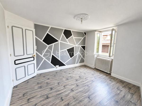 Je vous propose de découvrir cet ensemble composé d’une maison principale d’environ 115 m², d’un garage indépendant d’environ 26 m² ainsi que d’une seconde maison de 2 pièces d’environ 26 m², actuellement utilisée comme local.

La maison principale, anciennement louée, a toujours été entretenue mais nécessite aujourd’hui certains travaux de rénovation et de remise au goût du jour. Elle offre de beaux volumes et une distribution fonctionnelle.

Au rez-de-chaussée :
Une entrée d’environ 8 m² dessert une cuisine d’environ 11 m² avec une arrière-cuisine d’environ 4 m², une salle à manger d’environ 19 m² ainsi qu’un salon d’environ 16 m².
À l’étage :
L’espace nuit se compose de trois chambres d’environ 16 m², 13 m² et 11 m², ainsi que d’une salle d’eau d’environ 3 m² et de deux WC indépendants d’environ 3 m² et 1,5 m².

À l’extérieur :
À l’arrière de la maison, vous profiterez d’un petit jardin fleuri et intimiste.

Une seconde maison à aménager selon vos envies: 
Le bien dispose également d’une seconde maison de 2 pièces d’environ 26 m², actuellement utilisée comme local. Les combles offrent également un potentiel d’aménagement supplémentaire, permettant d’envisager la création d’une petite maison indépendante de type T2.

Technique :
•	Pompe à chaleur air/eau installée fin 2023
•	Double vitrage intégral, à l’exception d’une petite fenêtre
•	Fibre optique
•	Façade avant repeinte
•	Toiture de la maison partiellement refaite
•	Persiennes bois et volets électriques
•	Assainissement collectif

Performance énergétique : 
Le DPE actuellement affiché en classe E est toujours valable. Toutefois, celui-ci a été réalisé avant l’installation de la pompe à chaleur air/eau et ne prend donc pas en compte cette amélioration du système de chauffage.