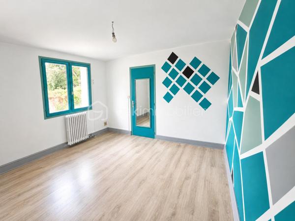 Je vous propose de découvrir cet ensemble composé d’une maison principale d’environ 115 m², d’un garage indépendant d’environ 26 m² ainsi que d’une seconde maison de 2 pièces d’environ 26 m², actuellement utilisée comme local.

La maison principale, anciennement louée, a toujours été entretenue mais nécessite aujourd’hui certains travaux de rénovation et de remise au goût du jour. Elle offre de beaux volumes et une distribution fonctionnelle.

Au rez-de-chaussée :
Une entrée d’environ 8 m² dessert une cuisine d’environ 11 m² avec une arrière-cuisine d’environ 4 m², une salle à manger d’environ 19 m² ainsi qu’un salon d’environ 16 m².
À l’étage :
L’espace nuit se compose de trois chambres d’environ 16 m², 13 m² et 11 m², ainsi que d’une salle d’eau d’environ 3 m² et de deux WC indépendants d’environ 3 m² et 1,5 m².

À l’extérieur :
À l’arrière de la maison, vous profiterez d’un petit jardin fleuri et intimiste.

Une seconde maison à aménager selon vos envies: 
Le bien dispose également d’une seconde maison de 2 pièces d’environ 26 m², actuellement utilisée comme local. Les combles offrent également un potentiel d’aménagement supplémentaire, permettant d’envisager la création d’une petite maison indépendante de type T2.

Technique :
•	Pompe à chaleur air/eau installée fin 2023
•	Double vitrage intégral, à l’exception d’une petite fenêtre
•	Fibre optique
•	Façade avant repeinte
•	Toiture de la maison partiellement refaite
•	Persiennes bois et volets électriques
•	Assainissement collectif

Performance énergétique : 
Le DPE actuellement affiché en classe E est toujours valable. Toutefois, celui-ci a été réalisé avant l’installation de la pompe à chaleur air/eau et ne prend donc pas en compte cette amélioration du système de chauffage.