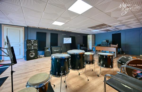 PROPRIETE à MARENNES (69) à proximité de LYON, avec une position et vue dominante sur la Plaine et sous sol XXL