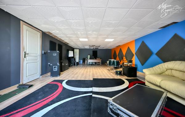 PROPRIETE à MARENNES (69) à proximité de LYON, avec une position et vue dominante sur la Plaine et sous sol XXL