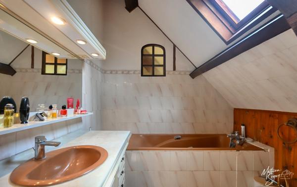 PROPRIETE à MARENNES (69) à proximité de LYON, avec une position et vue dominante sur la Plaine et sous sol XXL