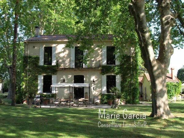 MAISON DE MAÎTRE À NÎMES, PARC DE 1,7 HA, DÉPENDANCE ET PISCINE