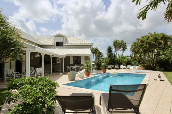 Baie-Mahault (97122) À VENDRE – Villa d’Exception à Baie-Mahault